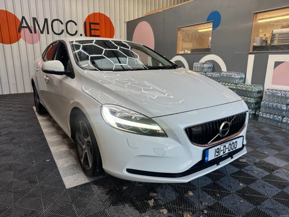 Volvo V40 2019 VOLVO V40 D4 MOMENTAM AUTOMATIC 2.0 - Image 1