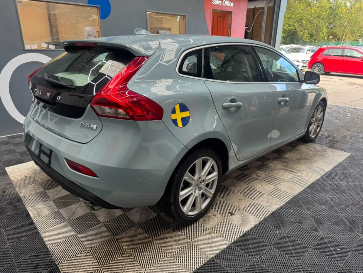 Volvo V40 2018 VOLVO V40 AUTOMATIC 2.0/ PARKING CA - Image 3