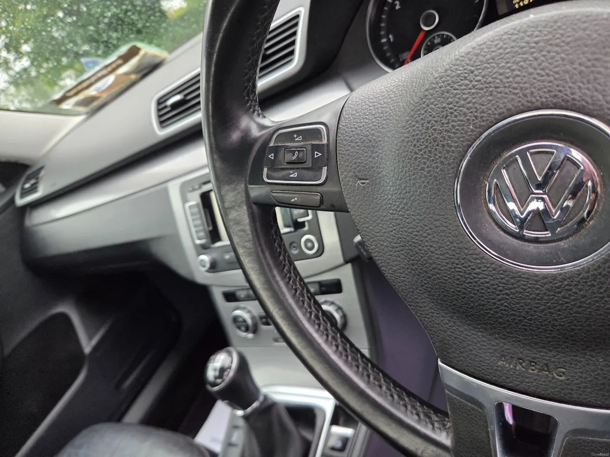 Volkswagen Passat 2014 - Image 2