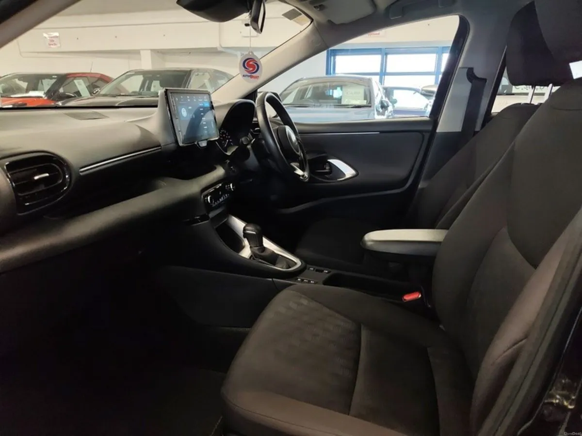 Toyota Yaris HYBRID LUNA - Image 6