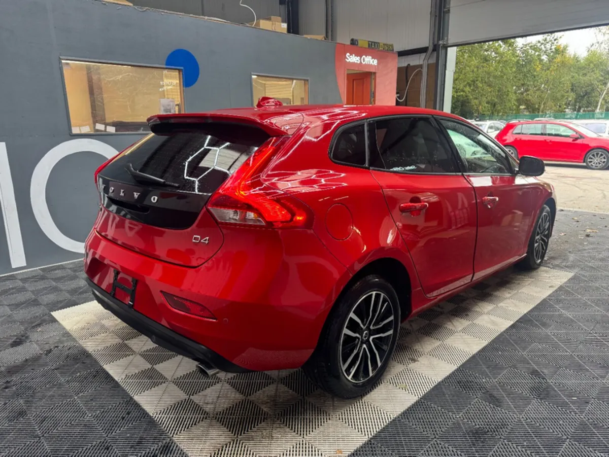 Volvo V40 2018 VOLVO V40 D4 AUTOMATIC / CRUISE CON - Image 3