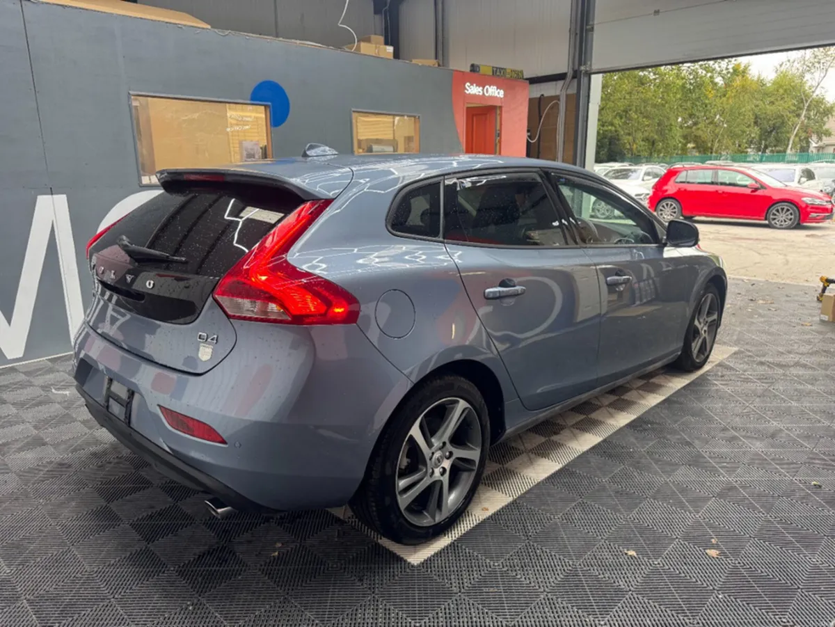 Volvo V40 2018 VOLVO V40 CROSS COUNTRY D4 MOMENTUM - Image 3
