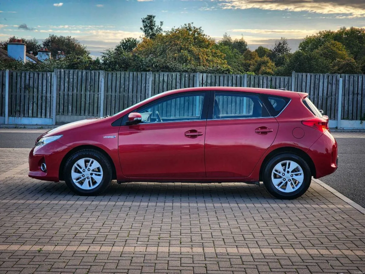 Toyota Auris 2014 Automatic Hybrid - Image 4
