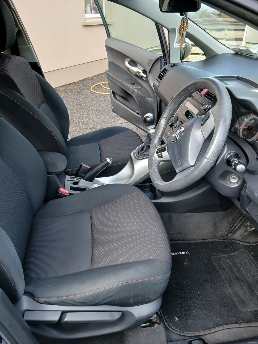 Toyota Auris 2011 - Image 4