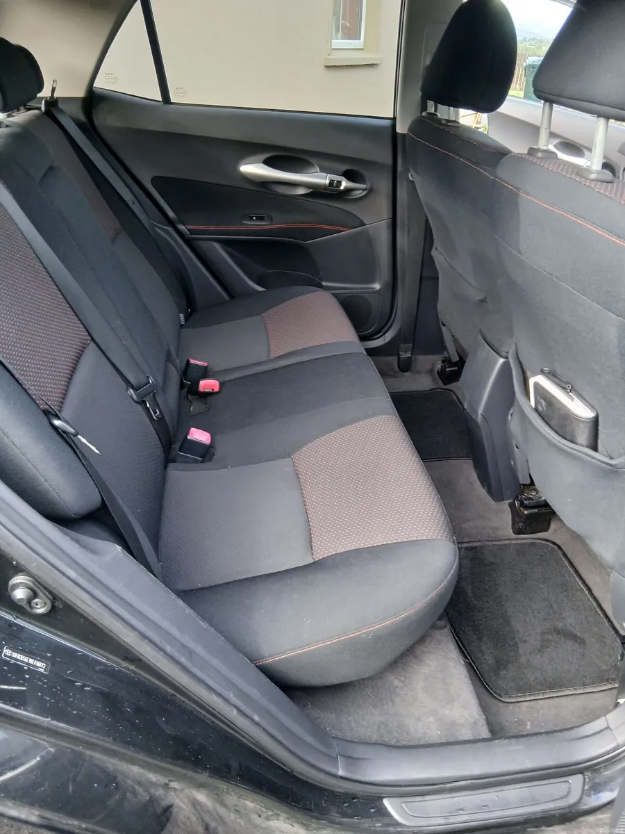 Toyota Auris 2011 - Image 2