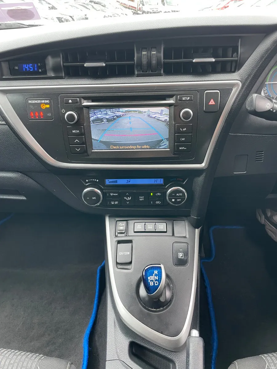 Toyota Auris 2015 1.8 Petrol-Hybrid Automatic - Image 6