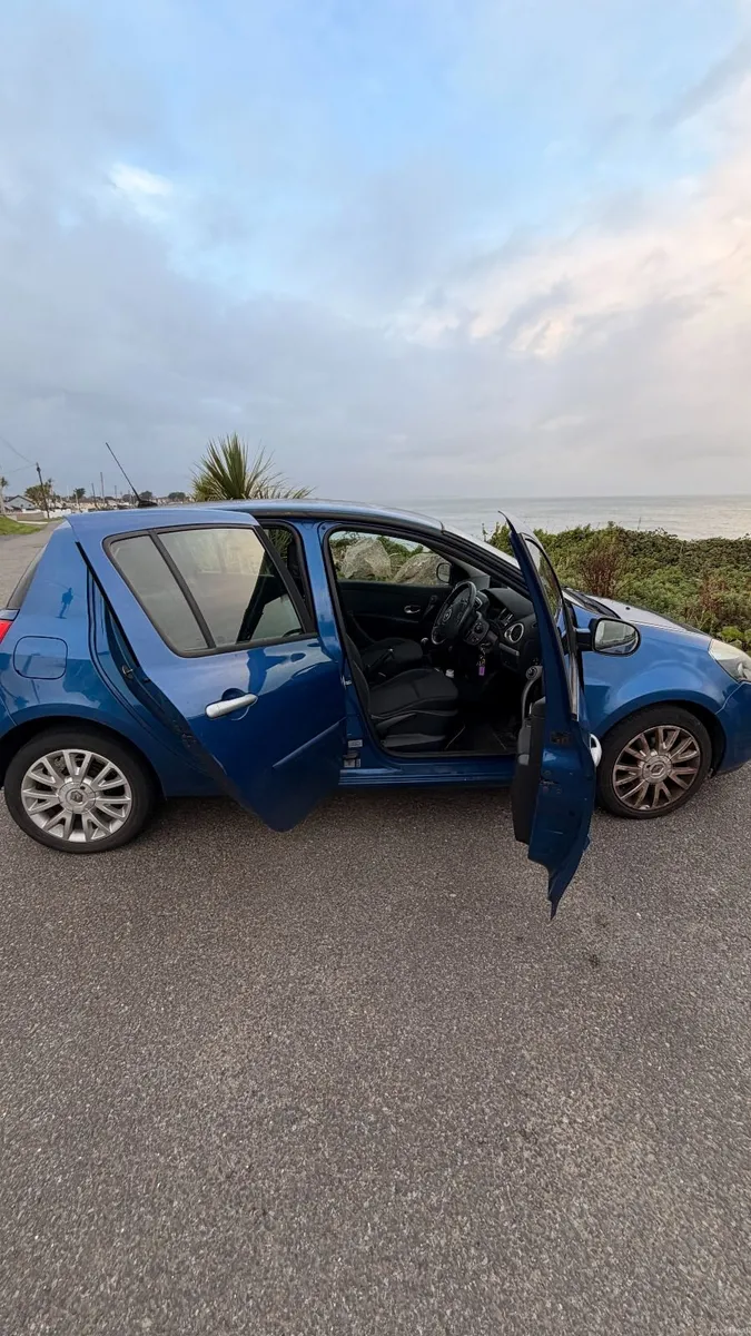 Renault Clio 2010 - Image 2