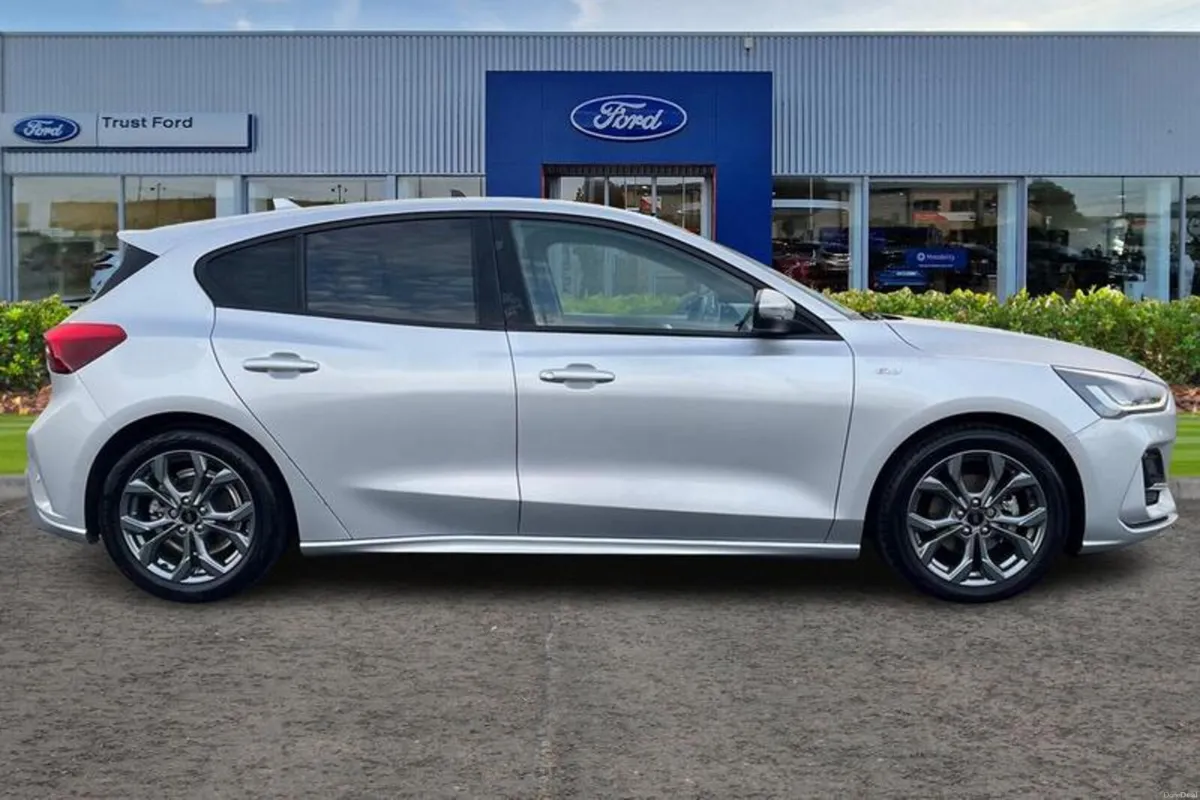 Ford Focus 1.0T EcoBoost MHEV ST-Line Hatchback 5d - Image 3