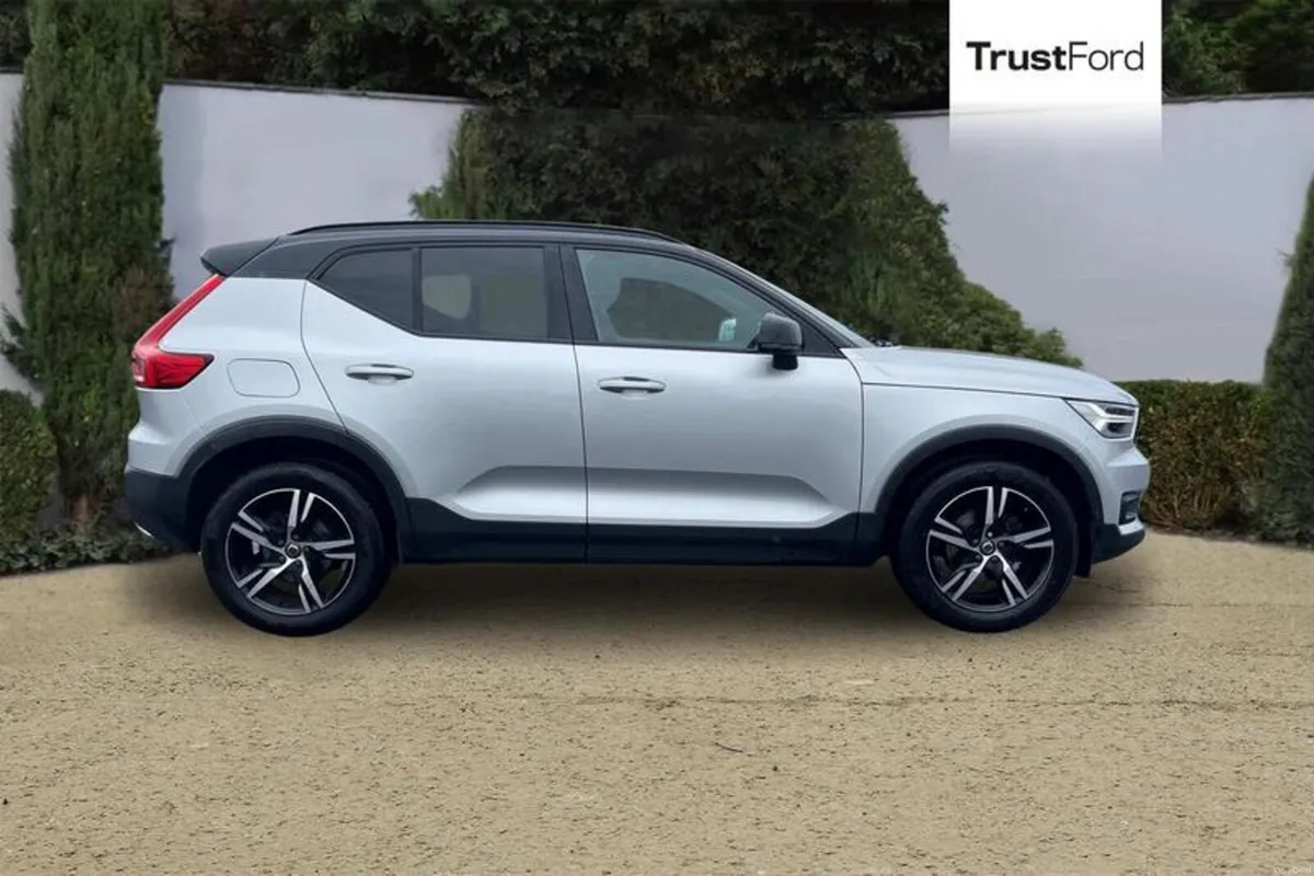 Volvo XC40 2.0 D3 R-Design SUV 5dr Diesel Manual E - Image 3