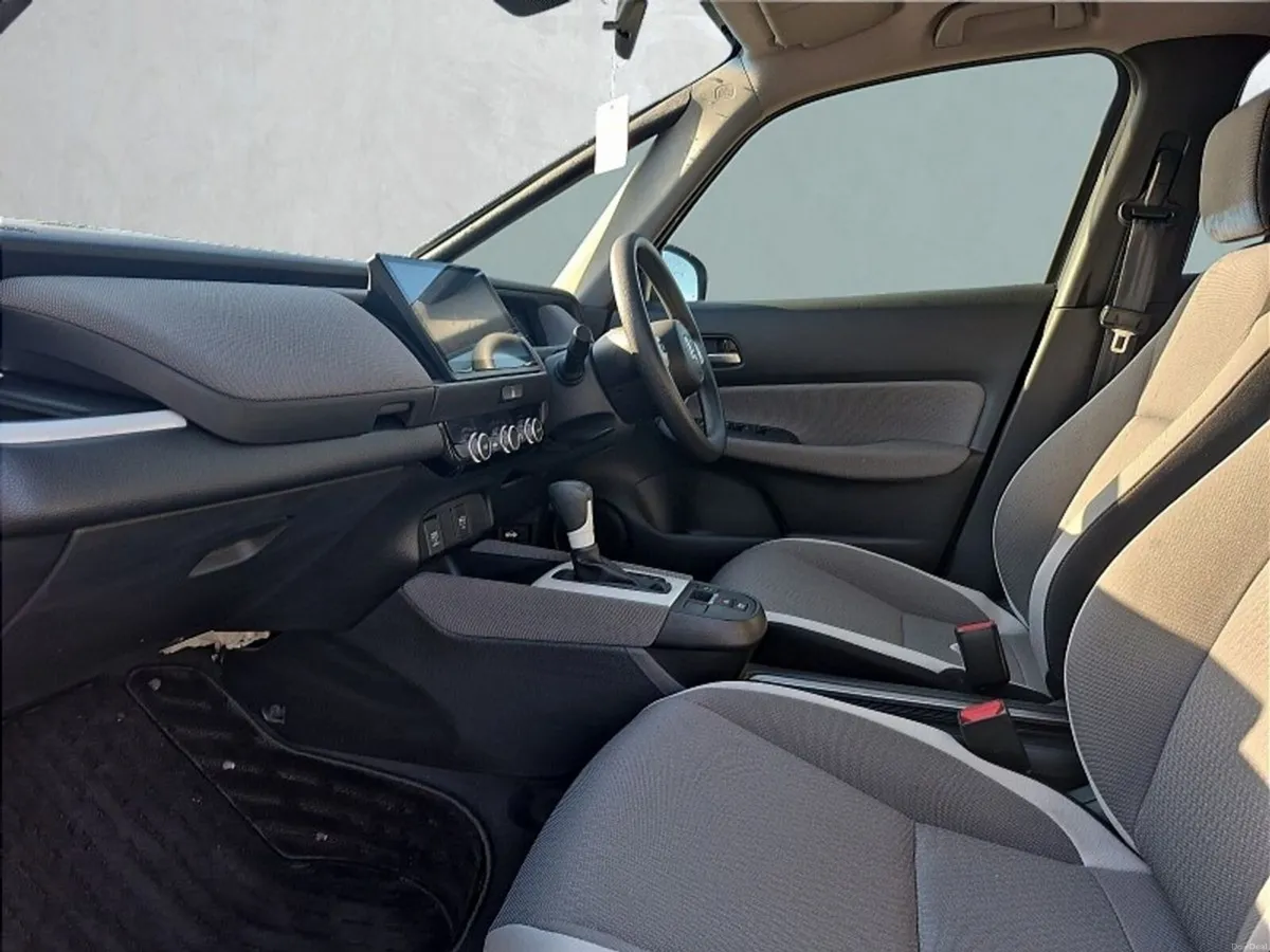 Honda Fit ** HYBRID ** AUTO ** HUGE SPEC ** TRINIT - Image 6