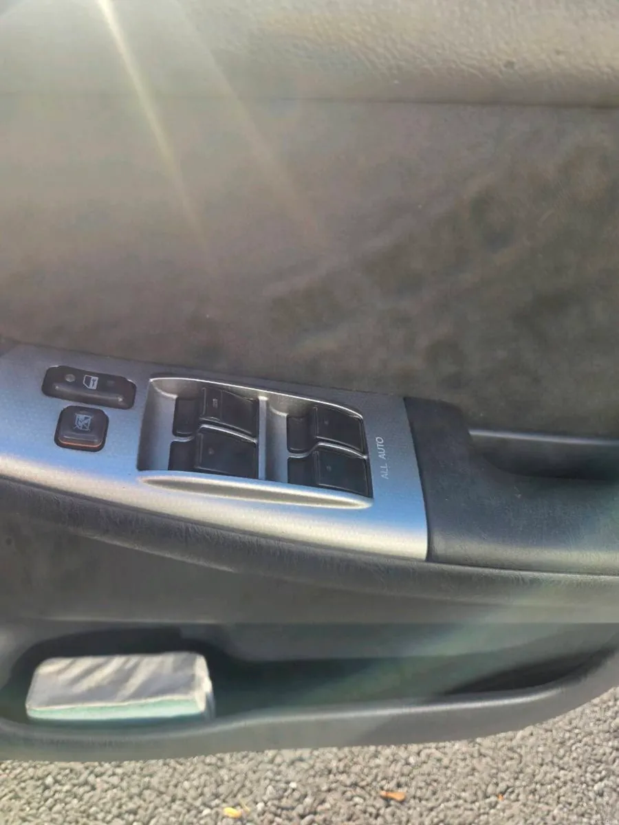 Toyota corolla - Image 6