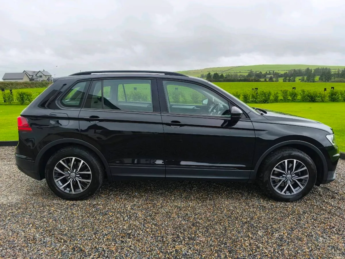 2017 Volkswagen Tiguan - Image 3