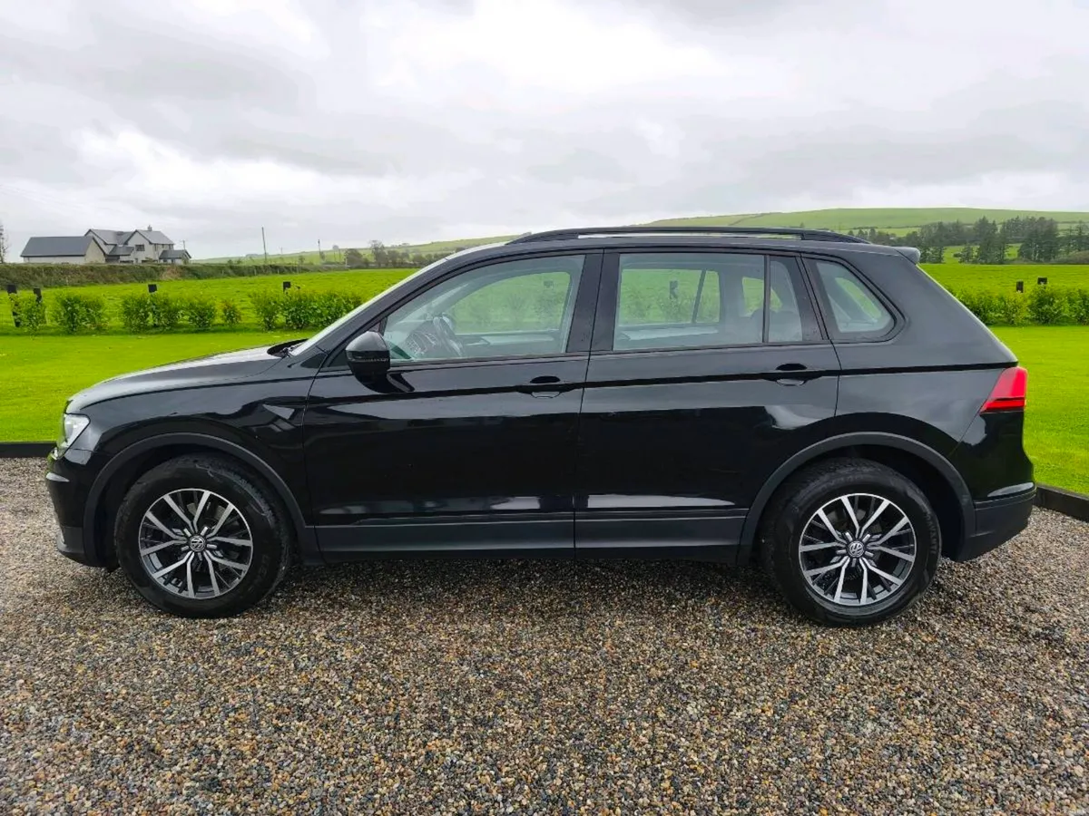2017 Volkswagen Tiguan - Image 4