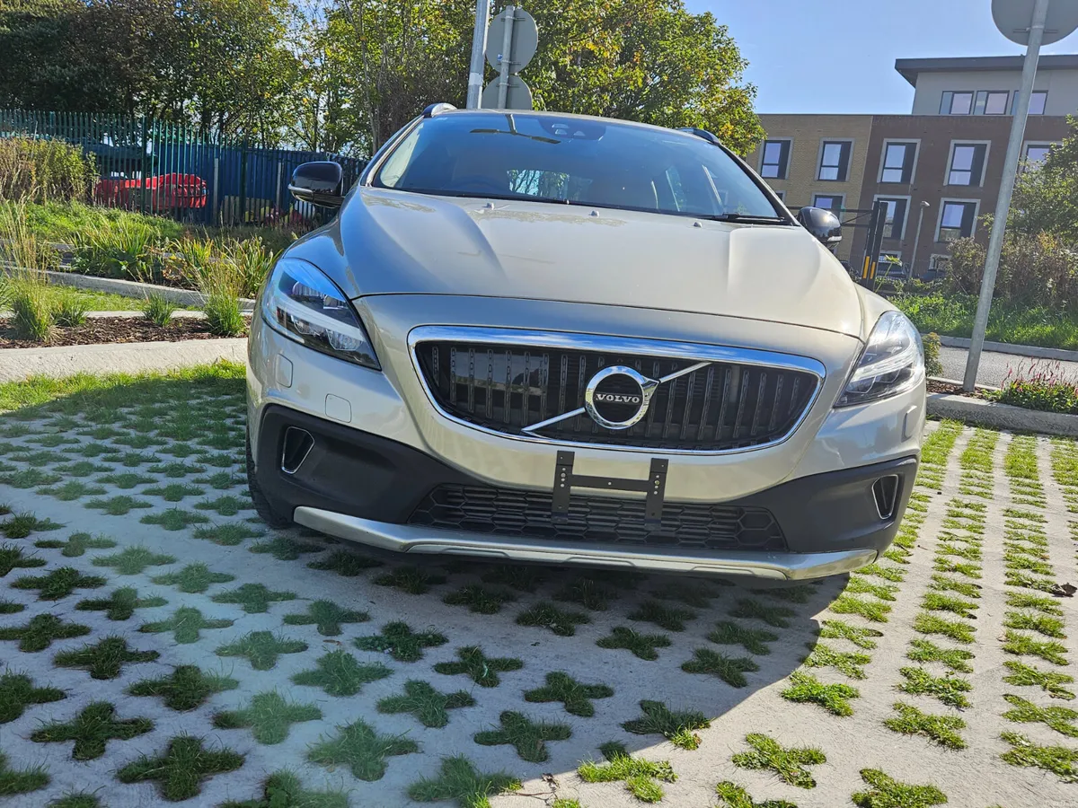 2016 VOLVO  V40 2.0 DIESEL CROSS COUNTRY AUTO - Image 5