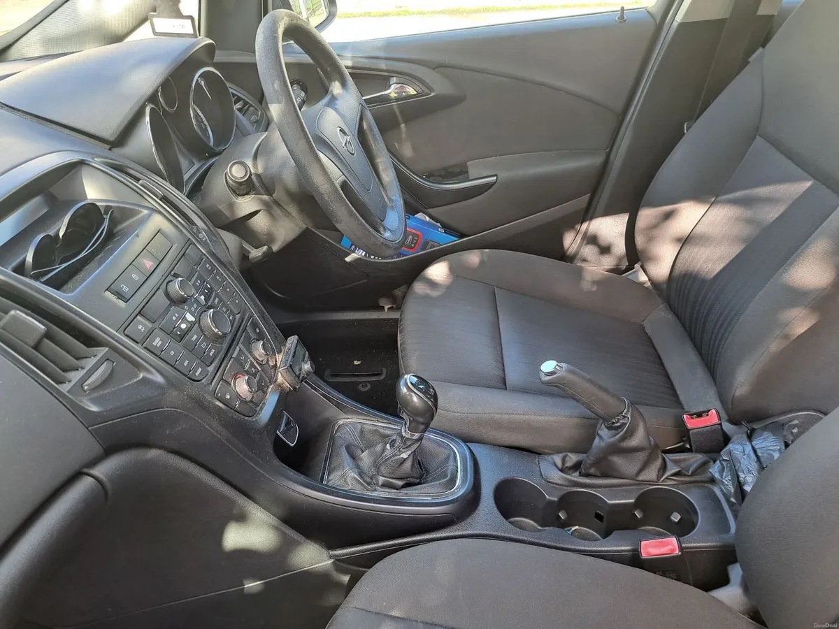 Opel Astra 2013 - Image 2