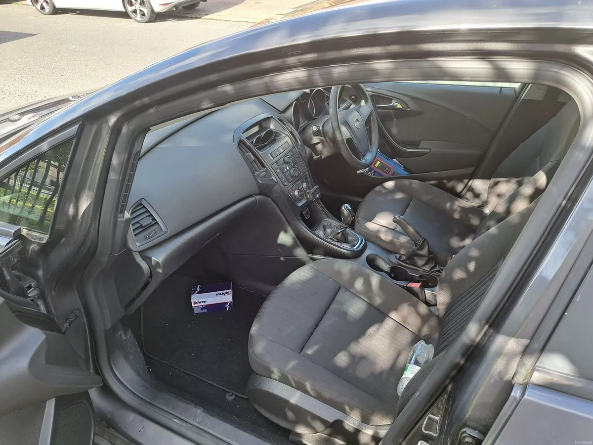 Opel Astra 2013 - Image 4