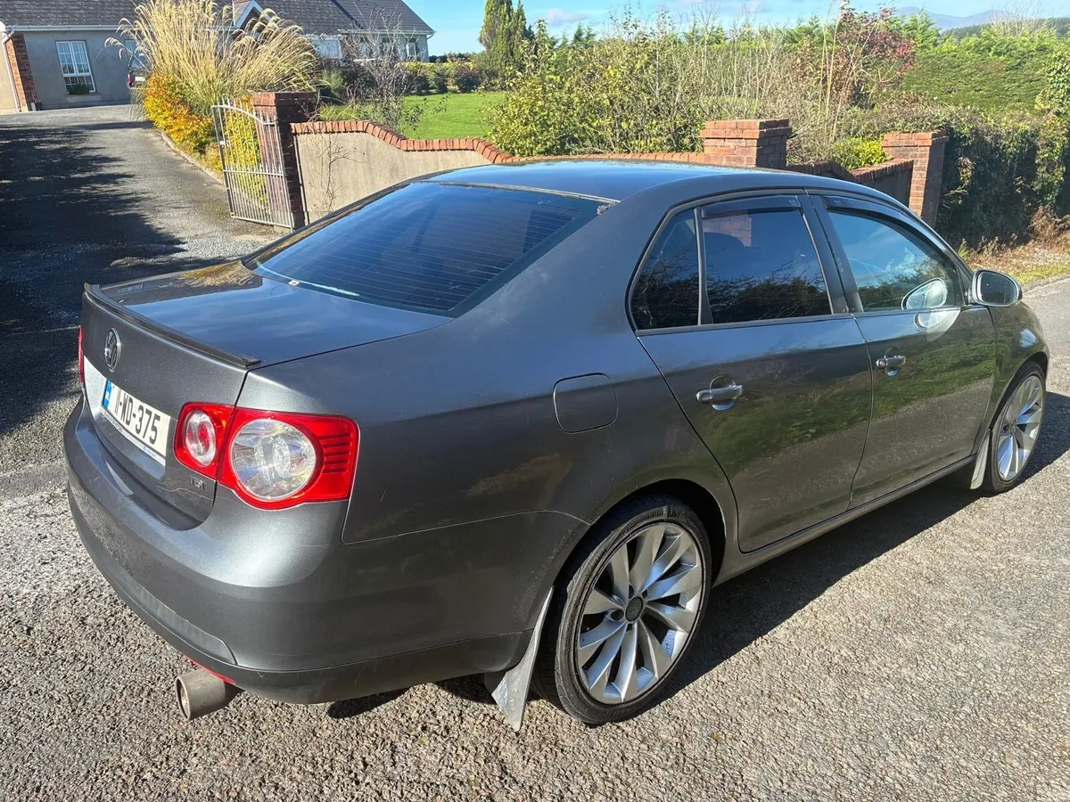 Volkswagen Jetta 2011 - Image 3