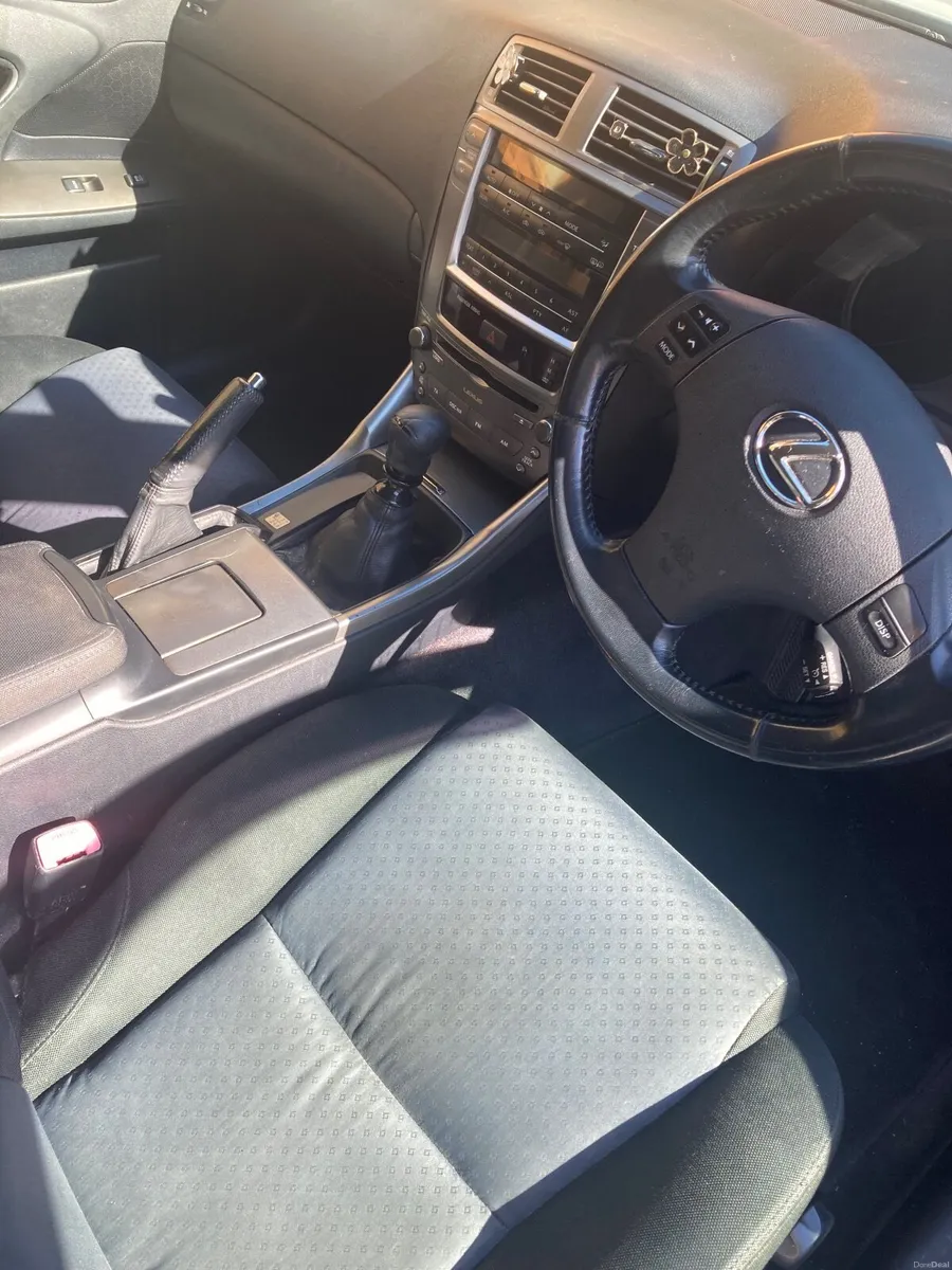 Lexus IS 220d - Image 3