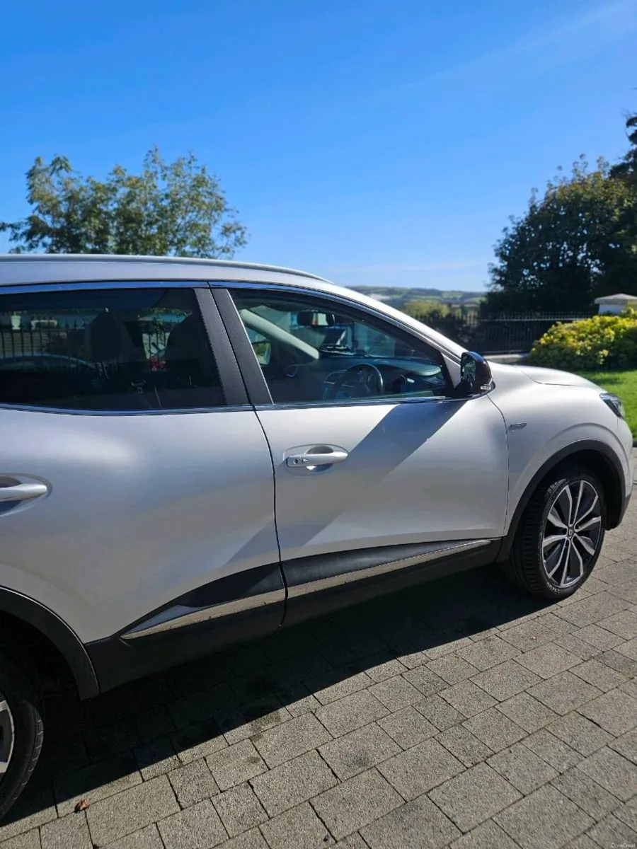 RENAULT KADJAR SIGNATURE Low mileage 1 lady owner - Image 2