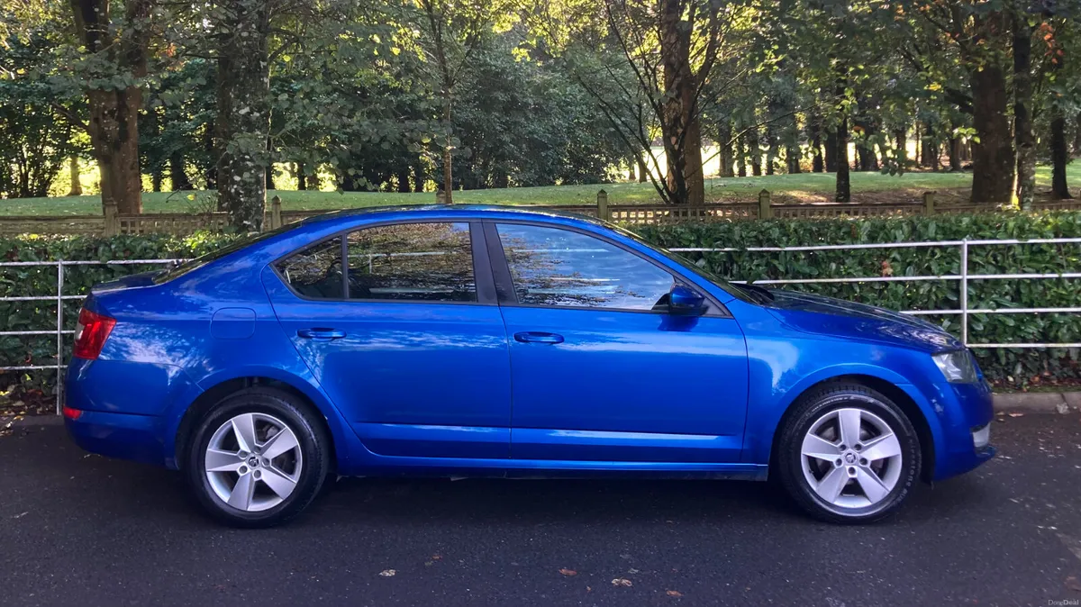 Skoda Octavia 1.6TDI DSG Automatic Deluxe Edition - Image 5