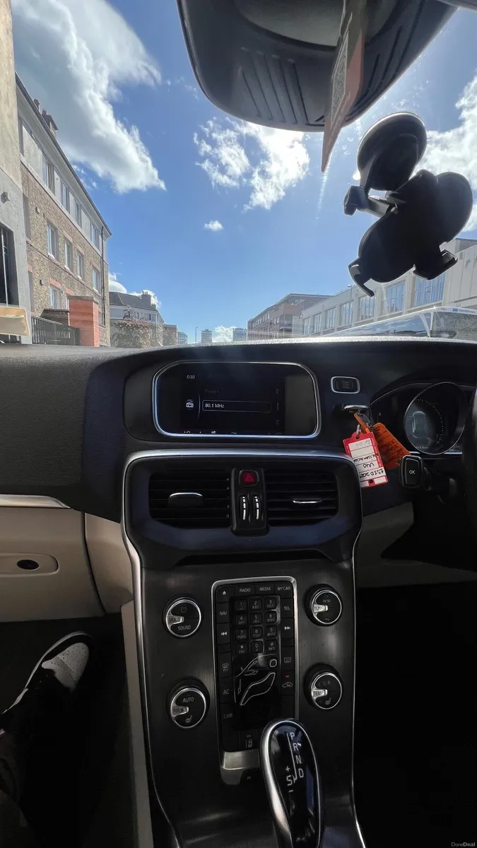 Volvo V40 2013 - Image 2