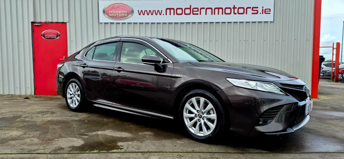 toyota camry hybrid/petrol auto new model low kms - Image 3
