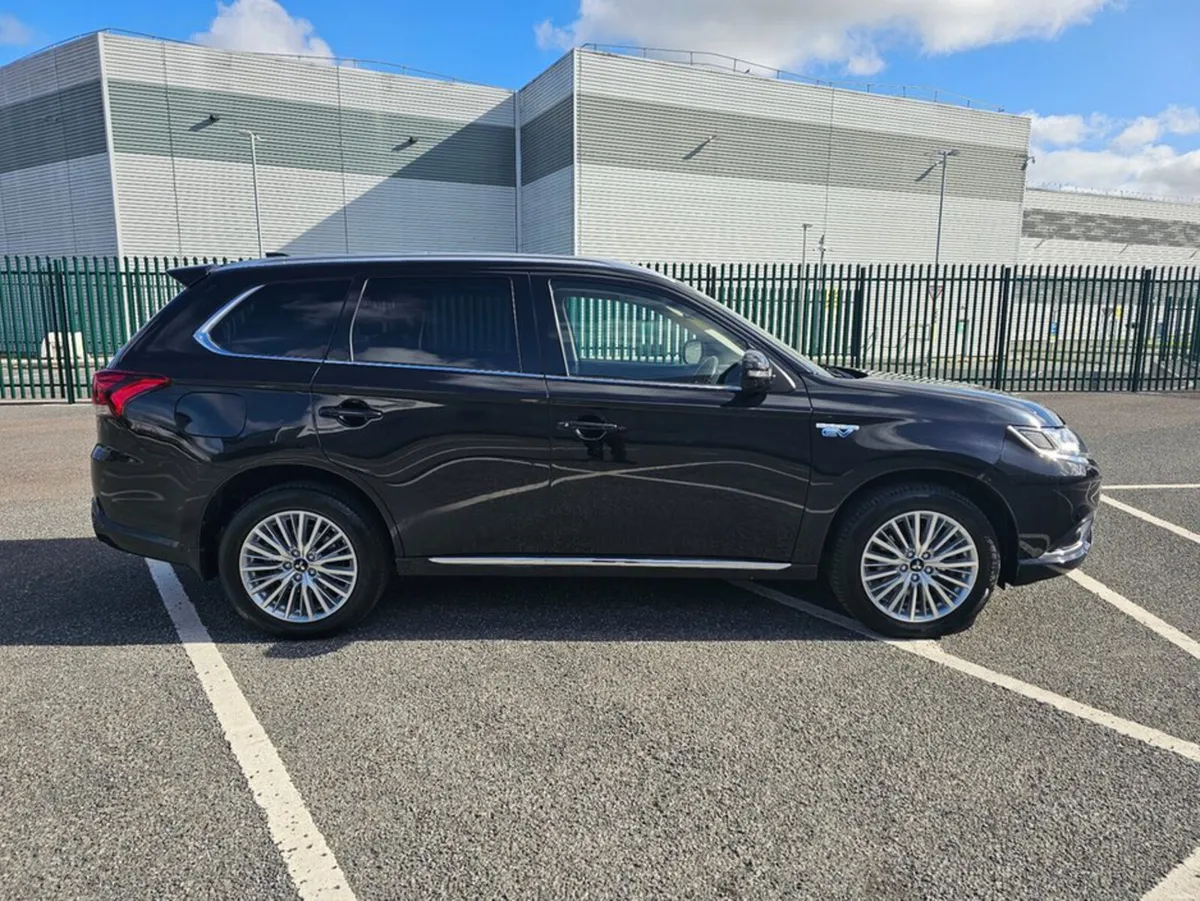 Mitsubishi Outlander PLUG IN HYBRID, INTENSE MODEL - Image 5