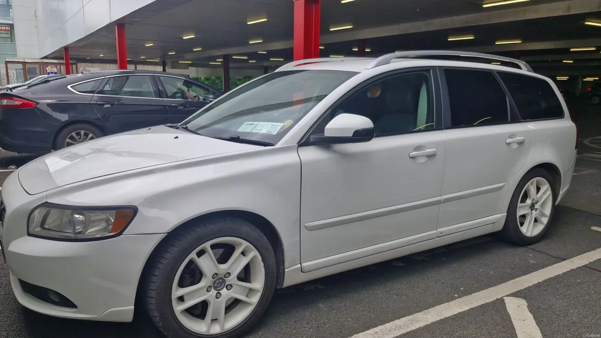 Volvo V50 2011 - Image 2