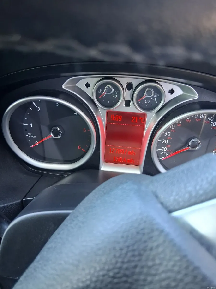 Ford Focus 2011 - Image 2