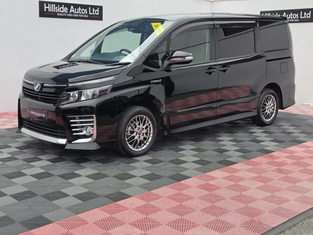 Toyota Voxy 1.8 PETROL HYBRID, AUTOMATIC, 6 SEATS. - Image 5