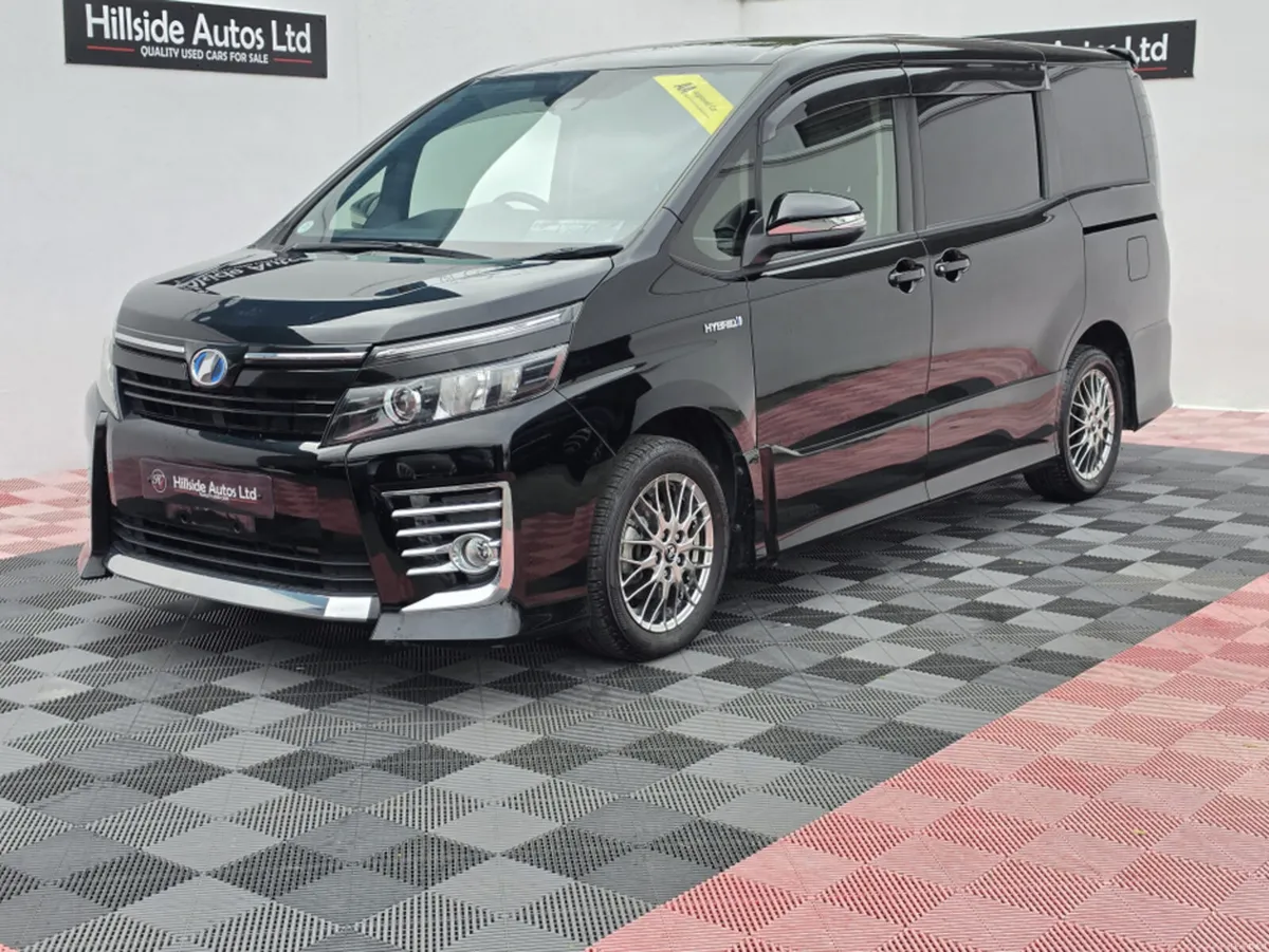 Toyota Voxy 1.8 PETROL HYBRID, AUTOMATIC, 6 SEATS. - Image 4