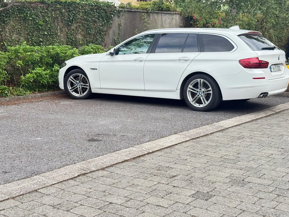 BMW 5 Series Touring Estate - Image 2