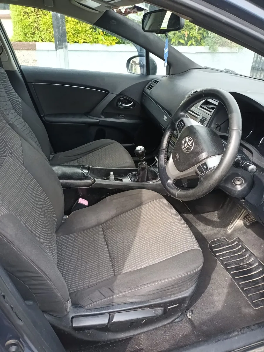 Toyota Avensis 2011 - Image 4