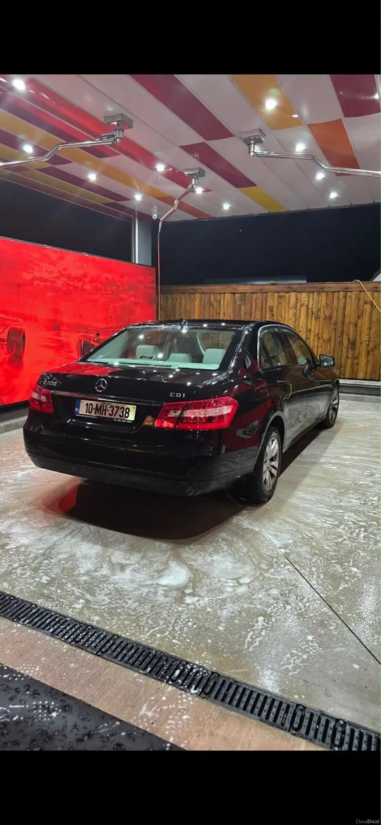 Mercedes-Benz 2010 E200 AUTOMATIC - Image 2