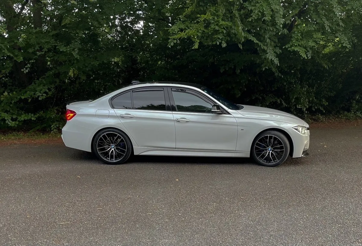 BMW 320d Shadow Edition | High Spec - Image 4