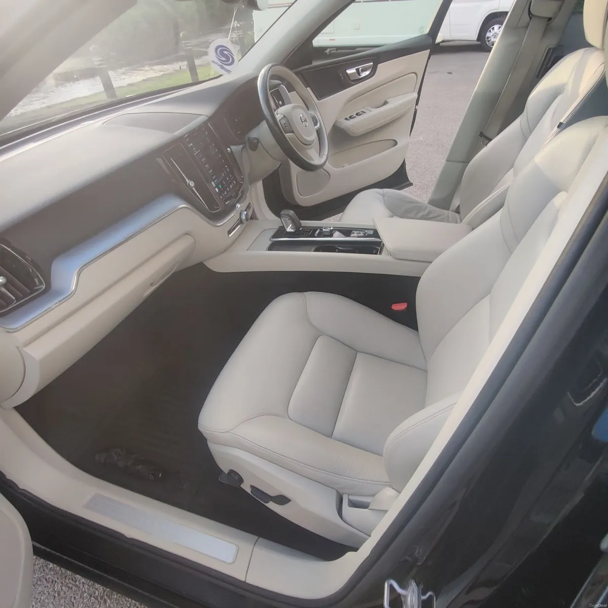 Volvo XC60 2021 Momentum B4 (212-Plate) - Image 1