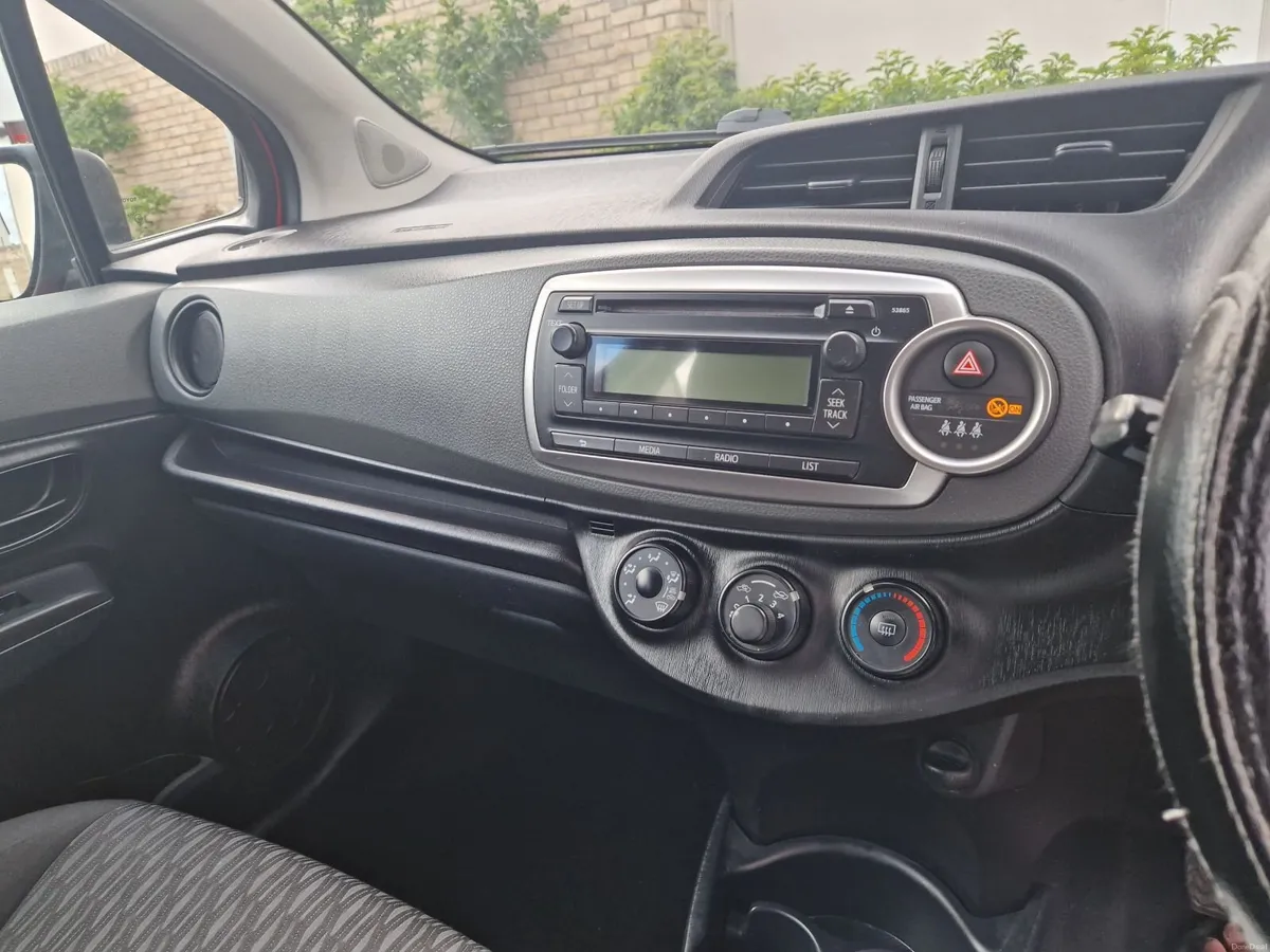 Toyota Yaris 2013 - Image 2
