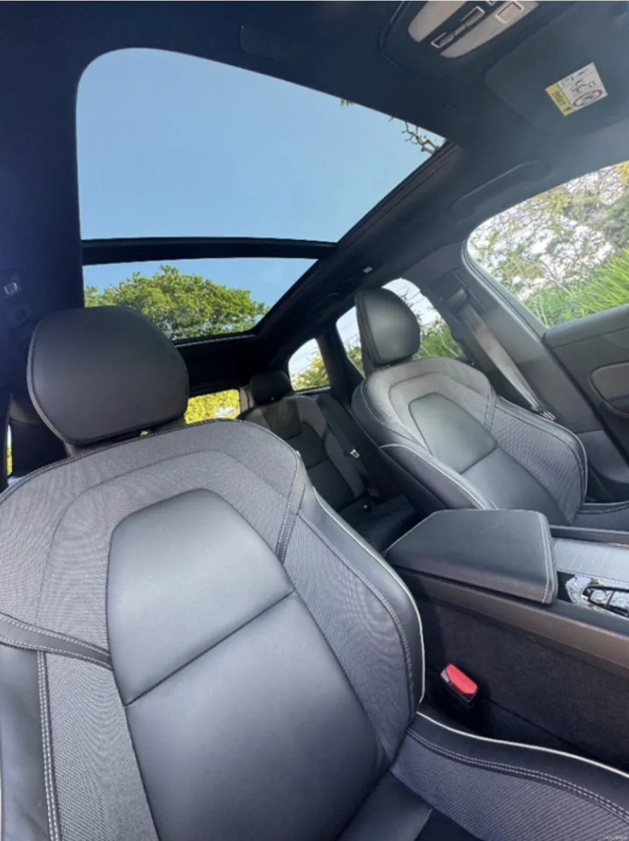 242 Black Volvo XC60 Hybrid T6 Plus Dark - Image 5