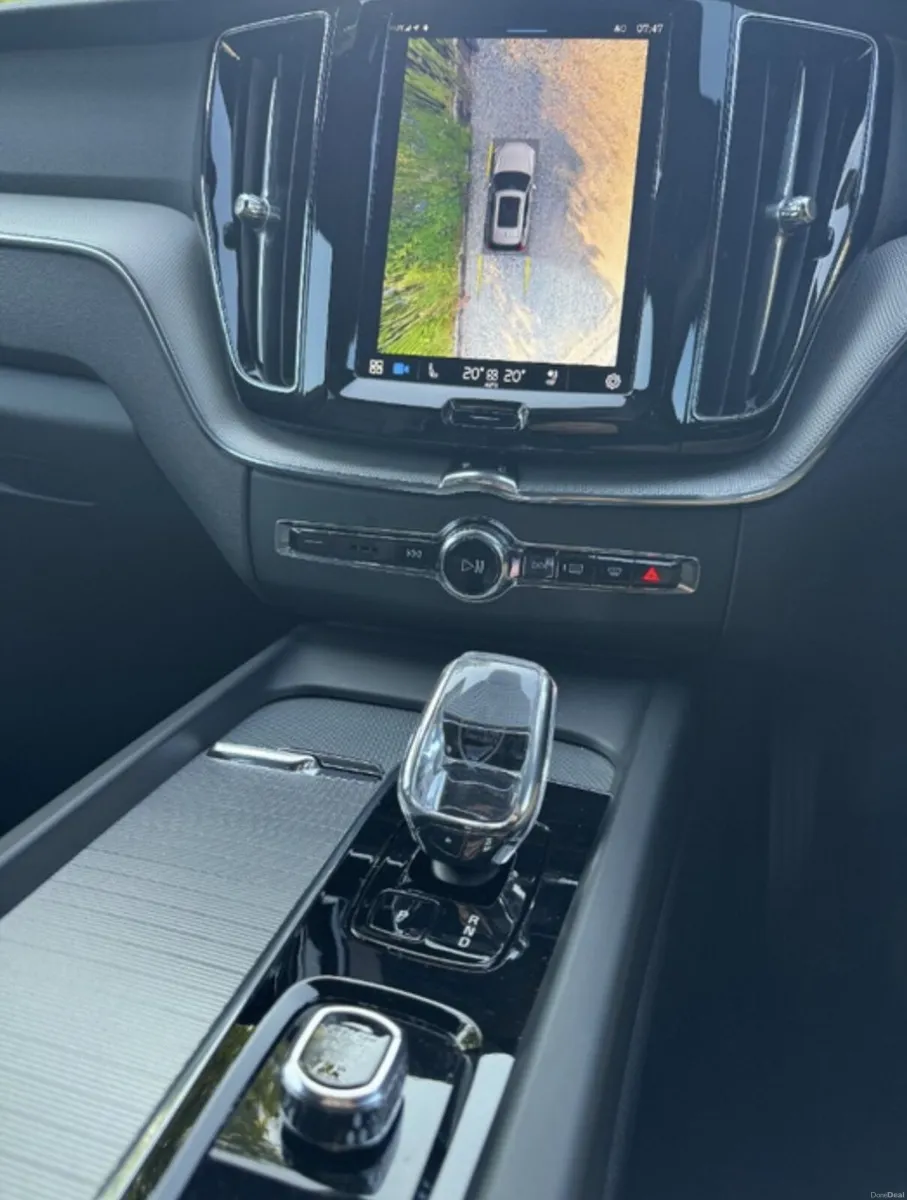 242 Black Volvo XC60 Hybrid T6 Plus Dark - Image 6