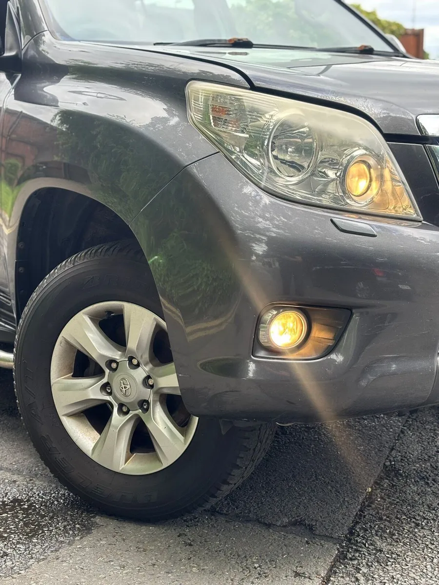 131 TOYOTA LANDCRUISER 5 SEAT CREW CAB - Image 2