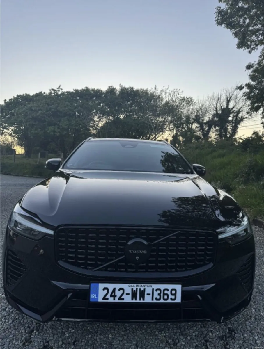 Black Volvo XC60 242 Hybrid T6 Plus Dark - Image 3