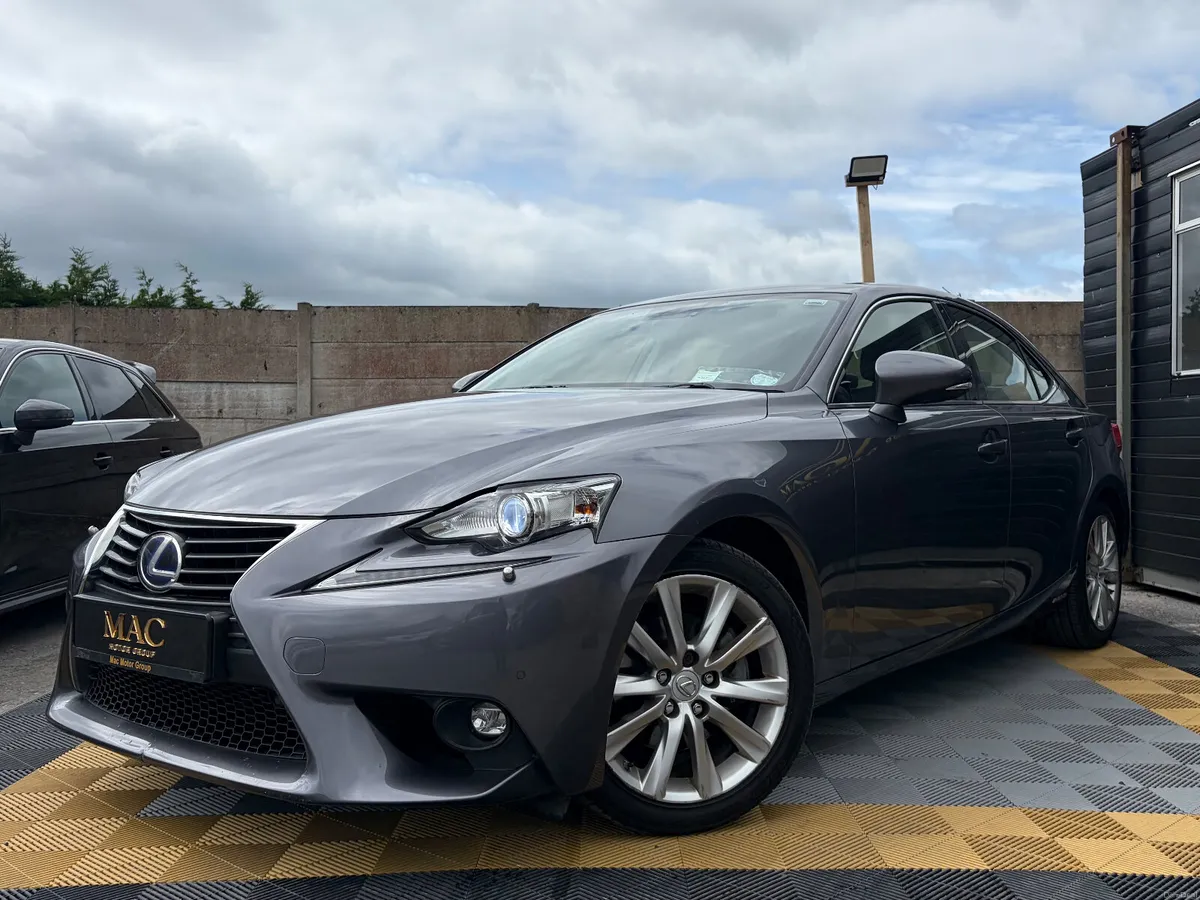 Lexus IS300H Executive - Image 2