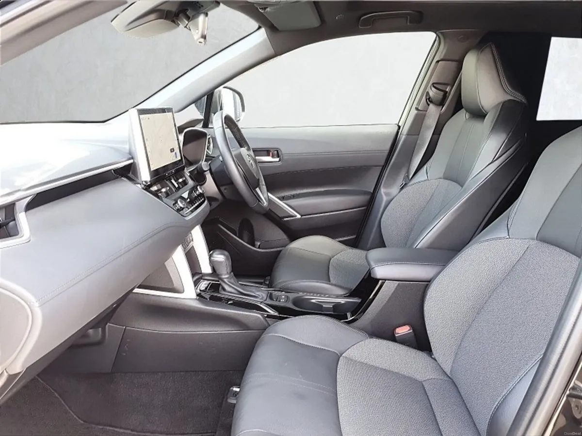 Toyota Corolla Cross ** LOW KMS ** HUGE SPEC ** TR - Image 6