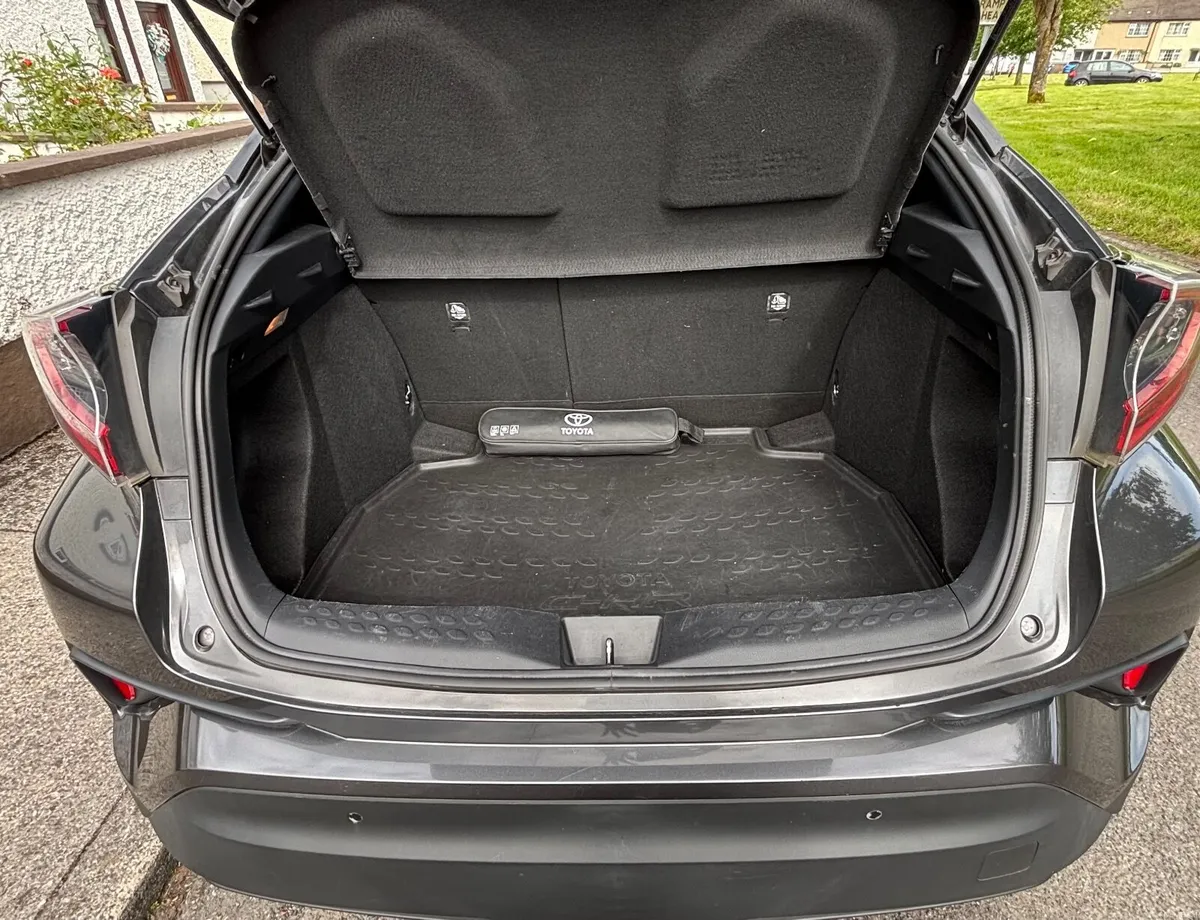 Toyota C-HR 2019 Automatic - Image 2