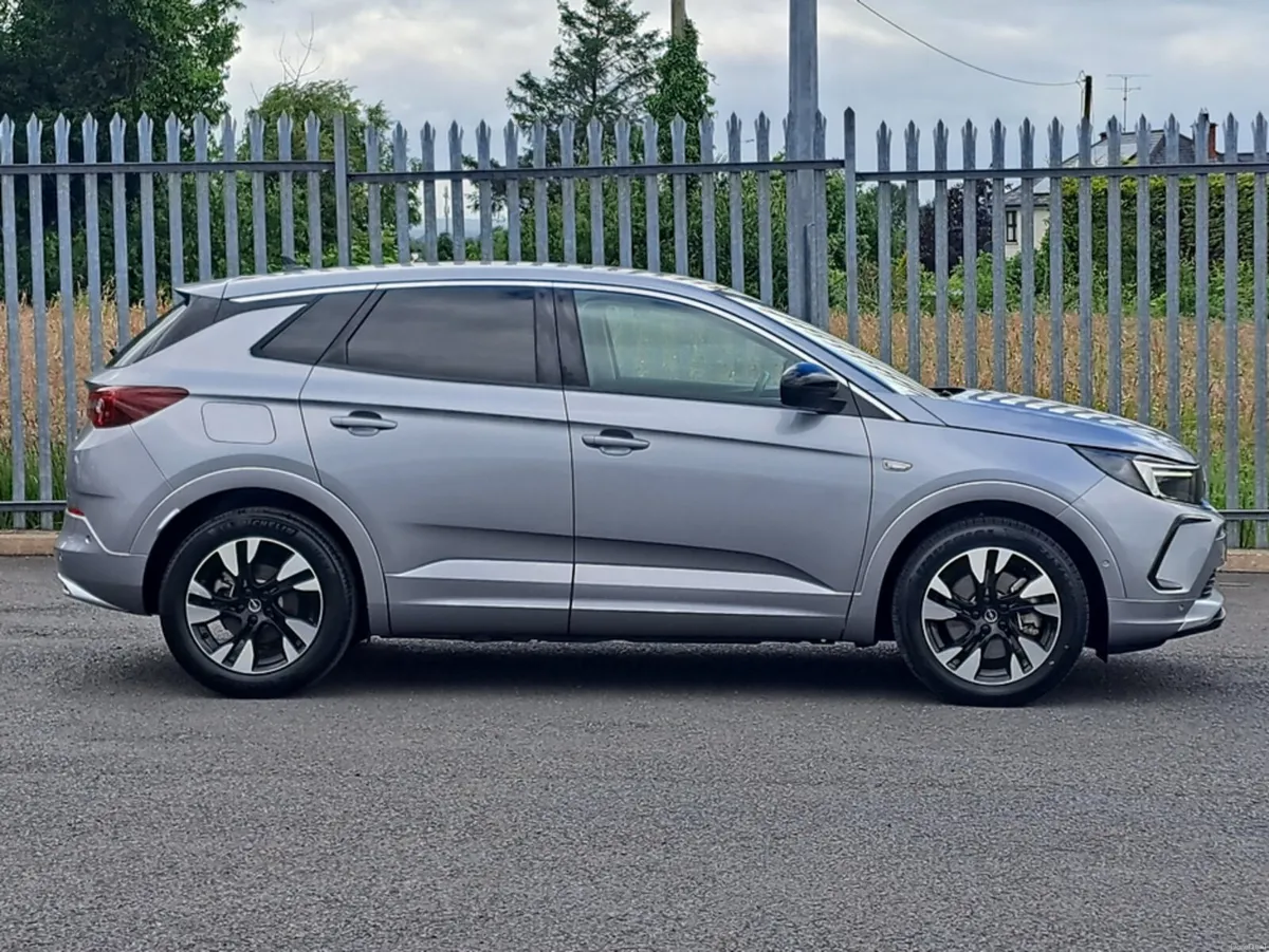 Opel Grandland ELEGANCE PHEV 1.6TURBO 225BHP - Image 4
