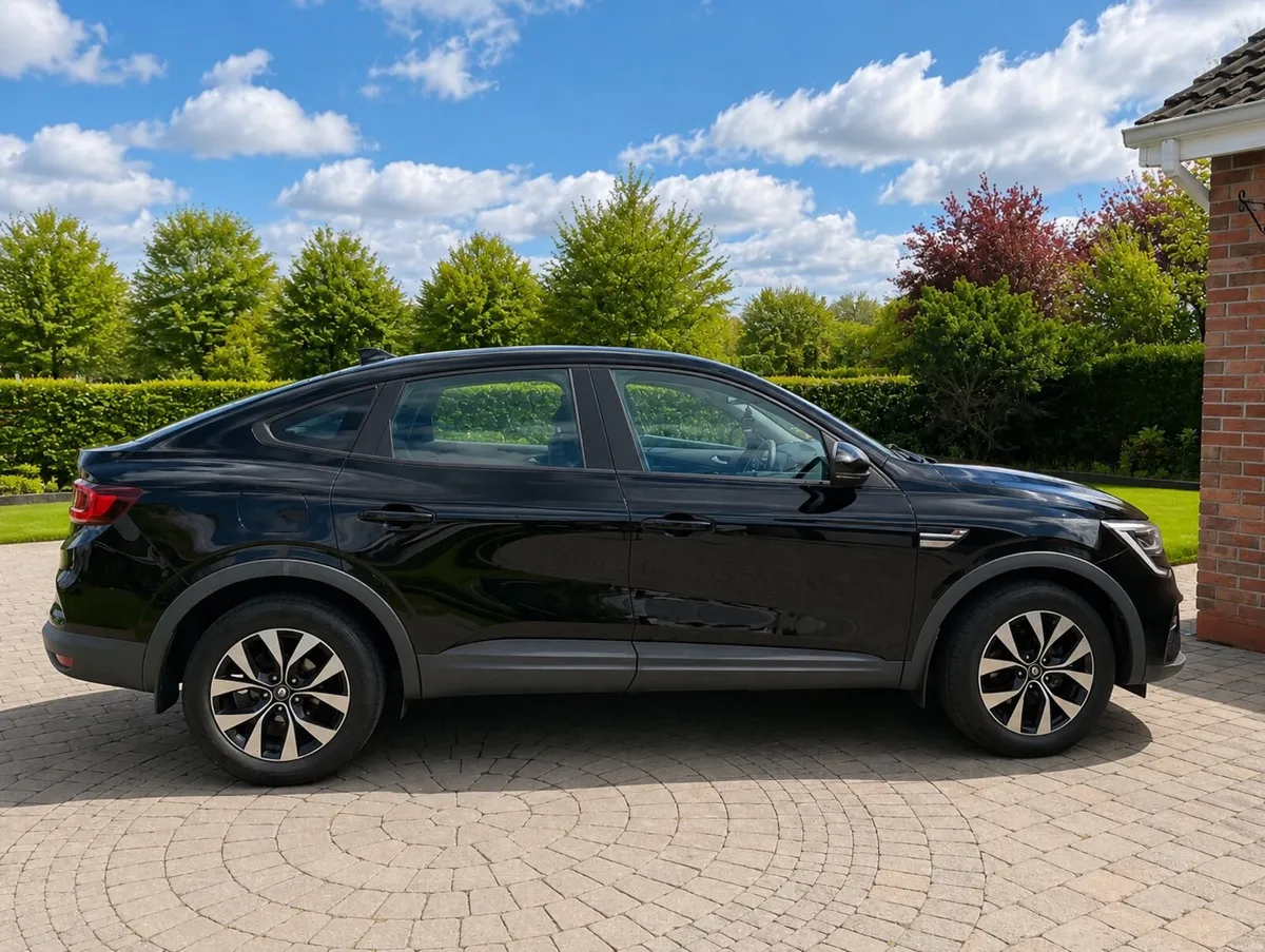221 Renault Arkana E-TECH ICONIC HYBRID - Image 1