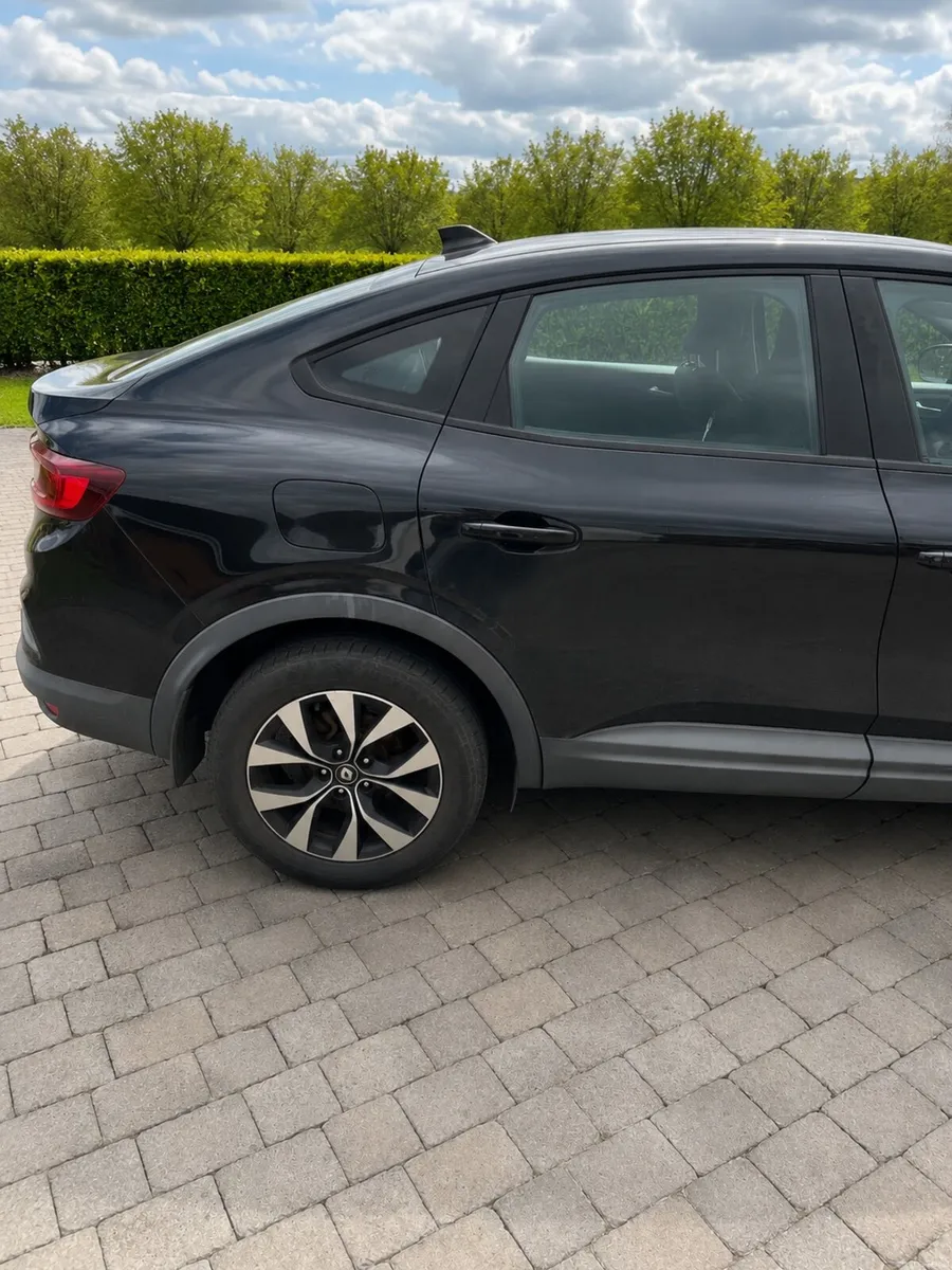 221 Renault Arkana E-TECH ICONIC HYBRID - Image 4