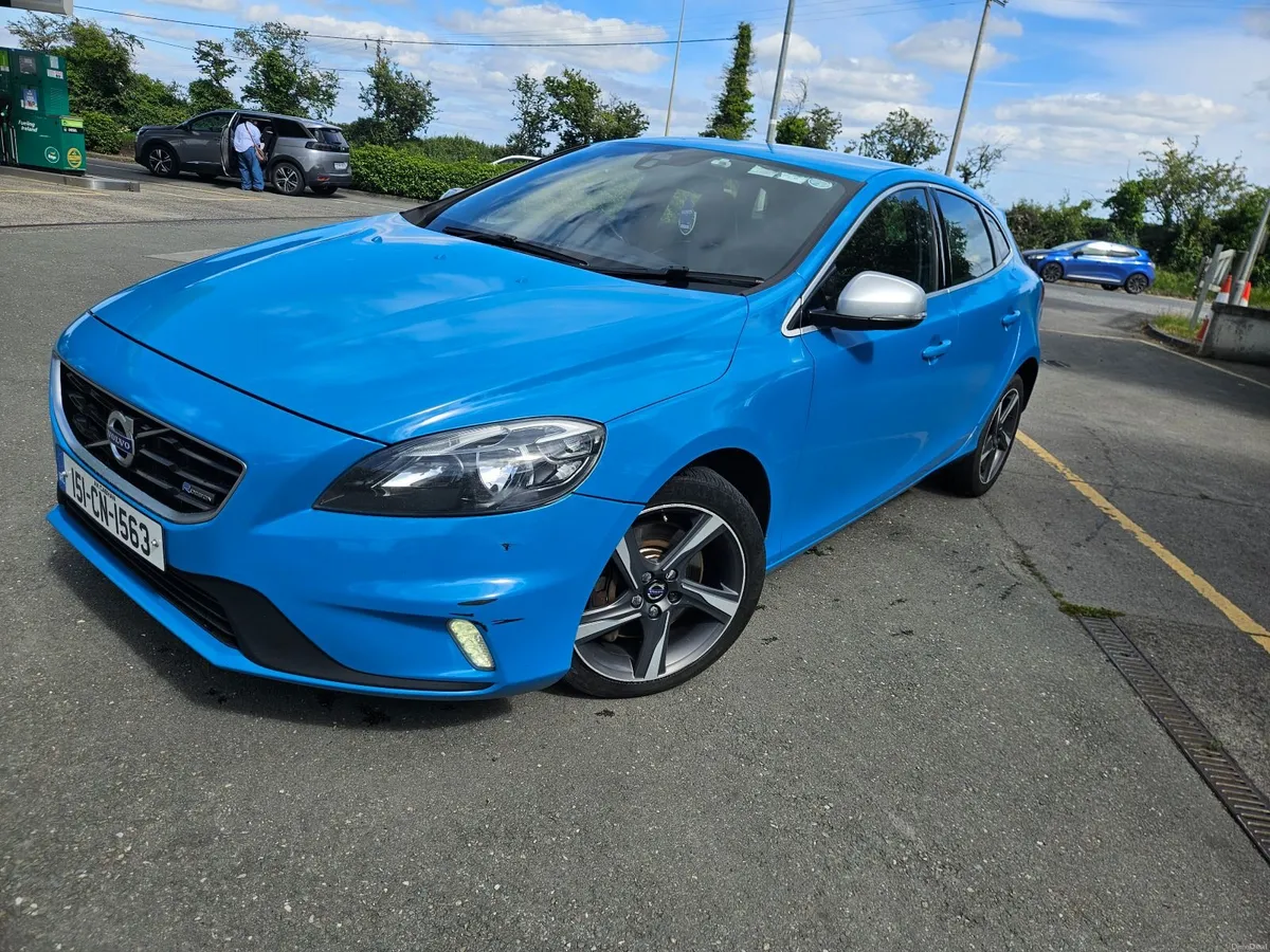 Volvo V40 2015 - Image 1