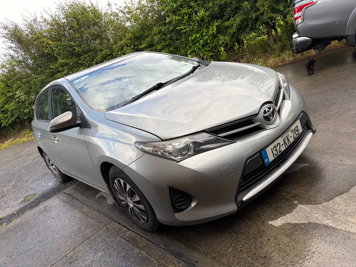 Toyota Auris 2013 - Image 2