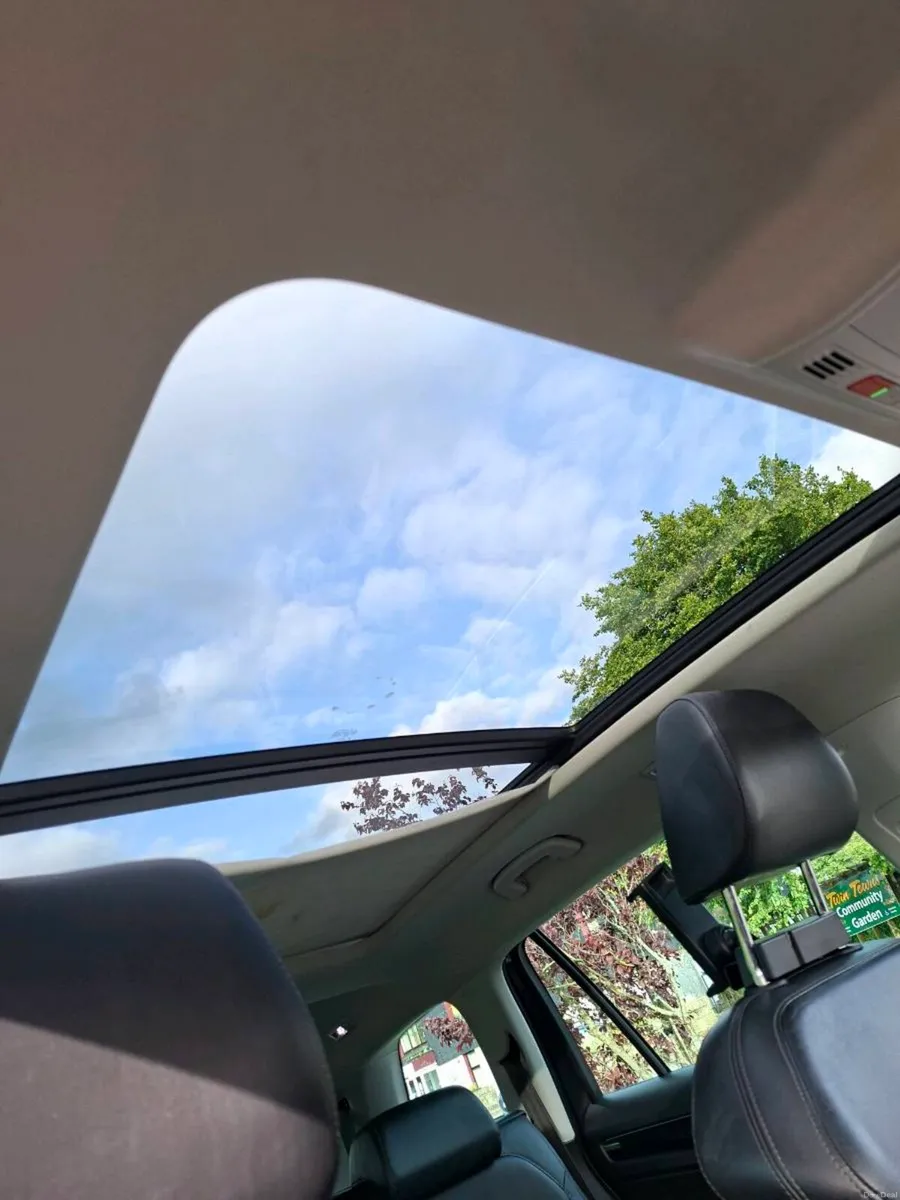 Skoda Kodiak style demo panoramic sunroof - Image 3